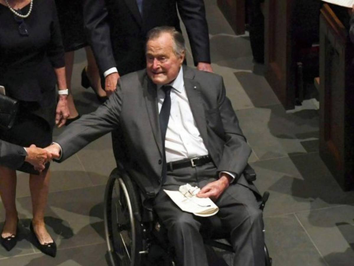 George H.W. Bush es trasladado de emergencia al hospital en Maine