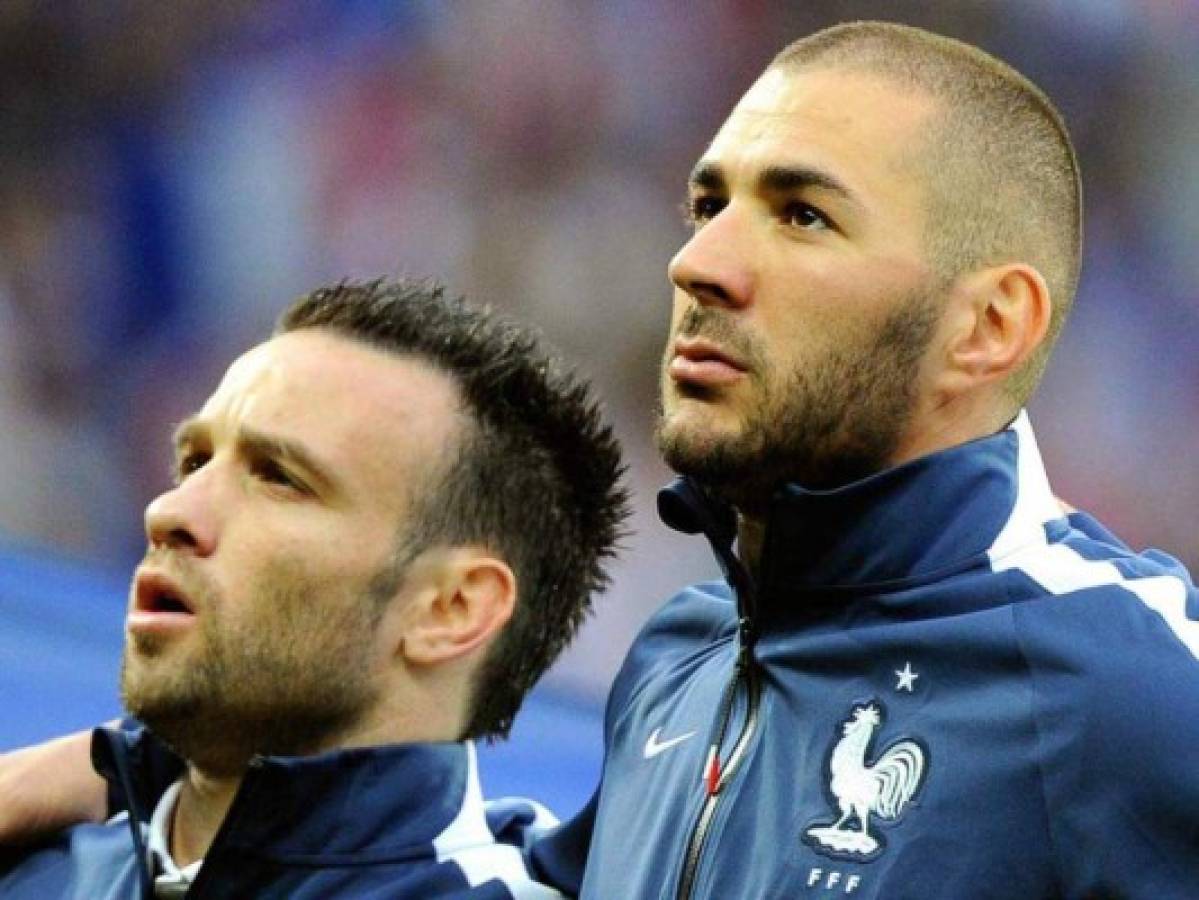 Valbuena junto a Benzema durante uno de los duelos de la selección de Francia. (Agencias)