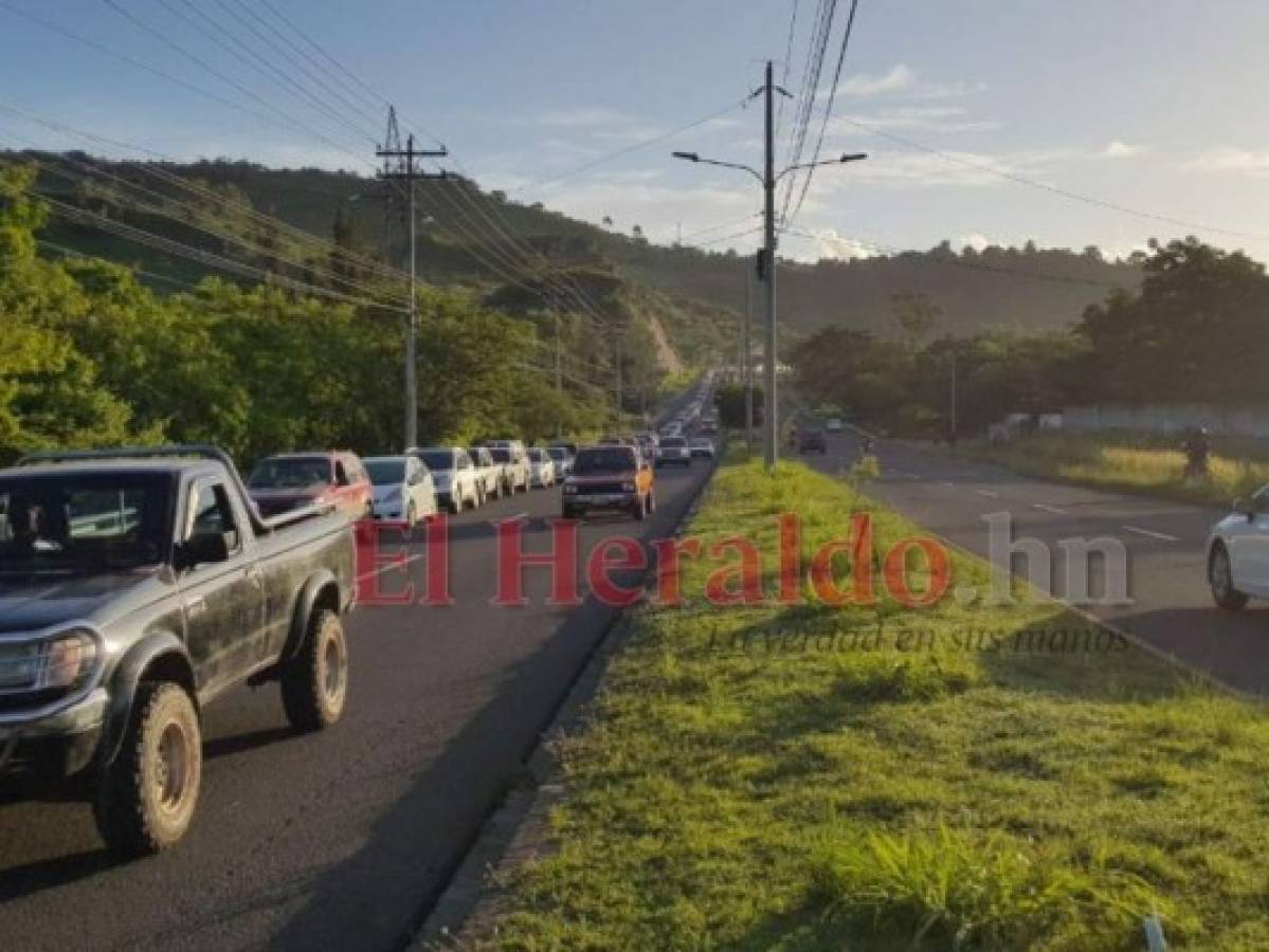 Cientos de automóviles permanecían estáticos durante varias horas. Foto: EL HERAL