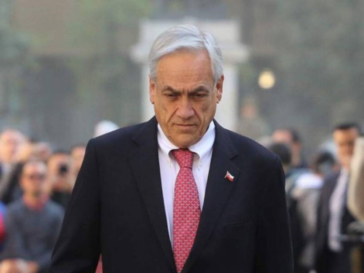 Piñera viaja al sur de Chile a monitorear desaparición de avión militar  