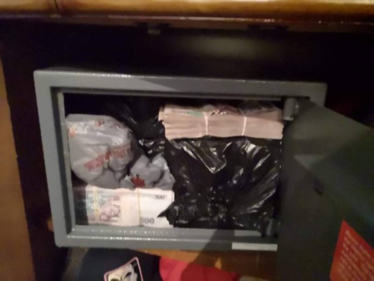 Los fajos de billetes estaban escondidos en el interior de la caja fuerte. La captura ocurrió en residencial Loma Verde.