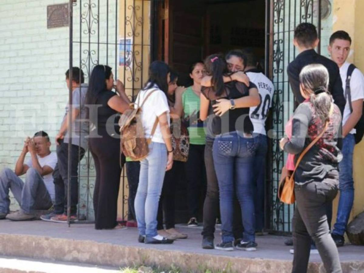 El dolor embarga a familiares en velorio de jóvenes asesinados en Valle de Ángeles