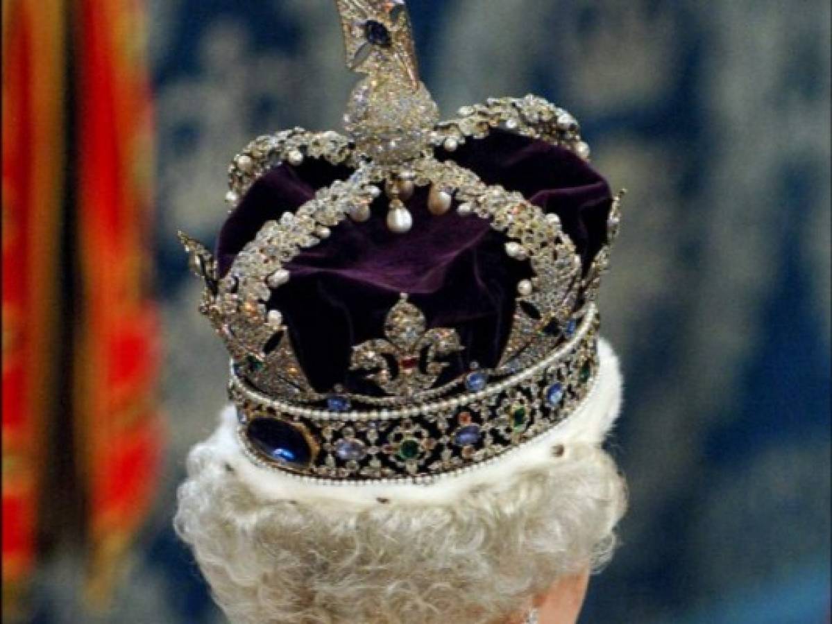 El millonario valor de la corona de San Eduardo de la reina Isabel II