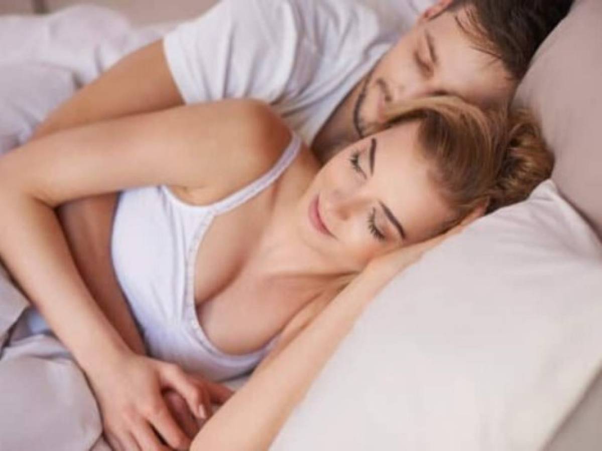 Los beneficios de dormir abrazados con tu pareja durante el confinamiento