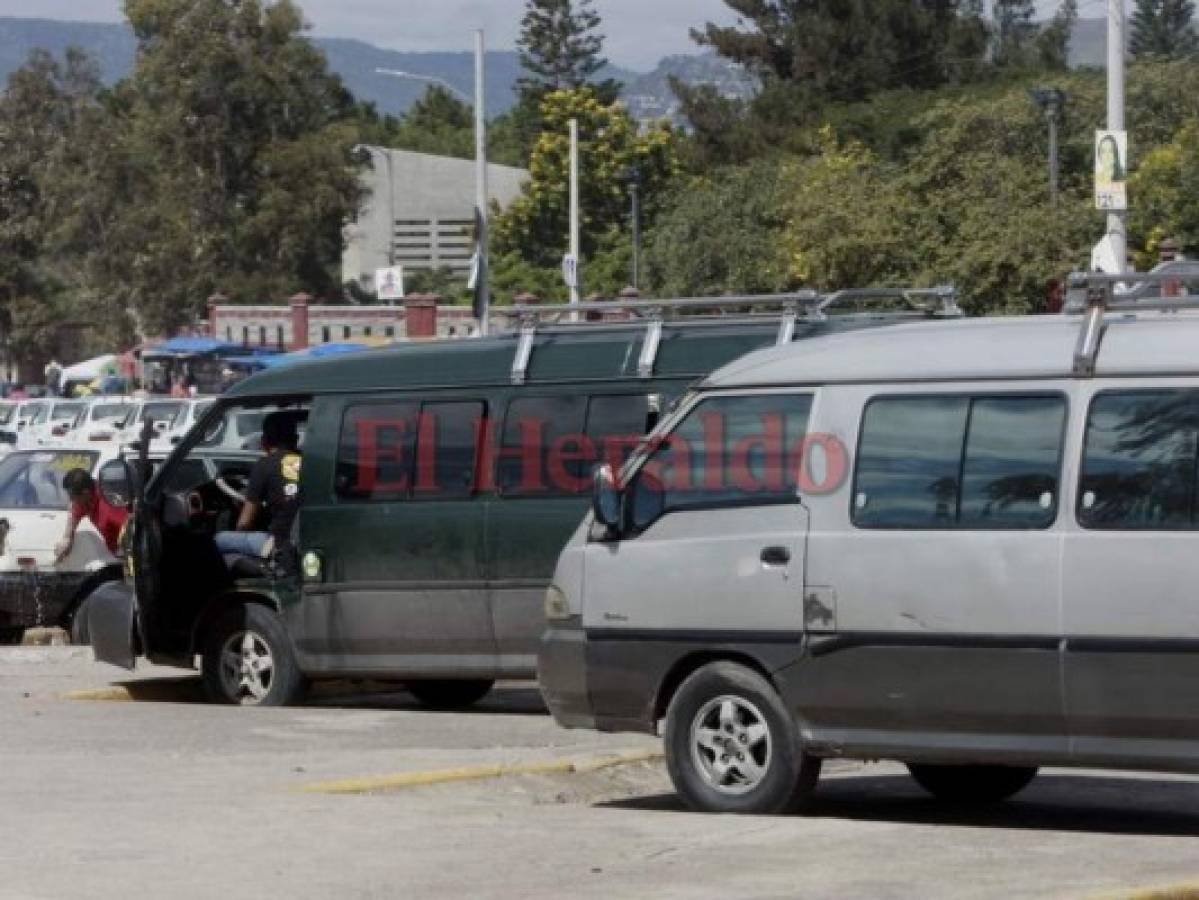 Paralizados los buses 'brujitos' en la capital; exigen permisos de operación