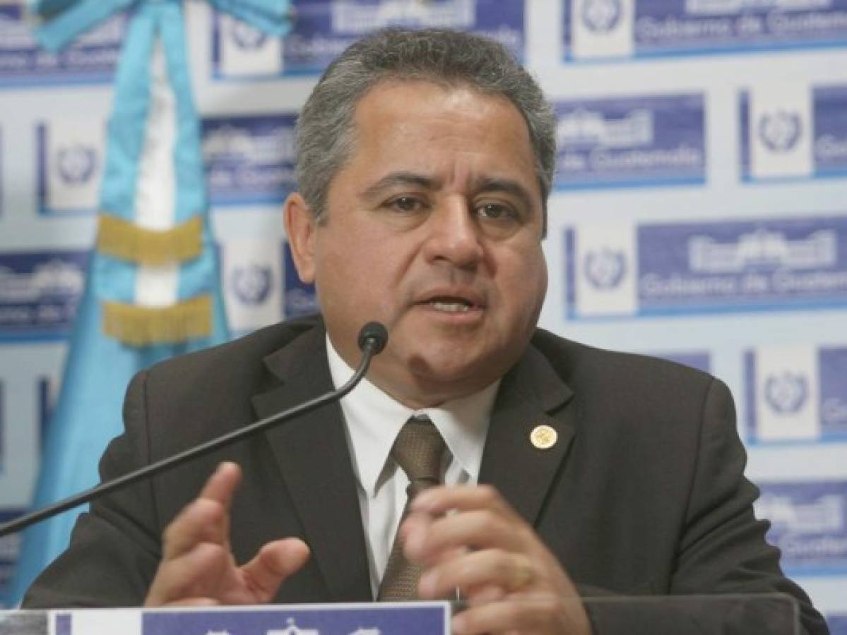 Pavel Centeno, exministro de finanzas, ataca a policía y a fiscal; luego se suicida