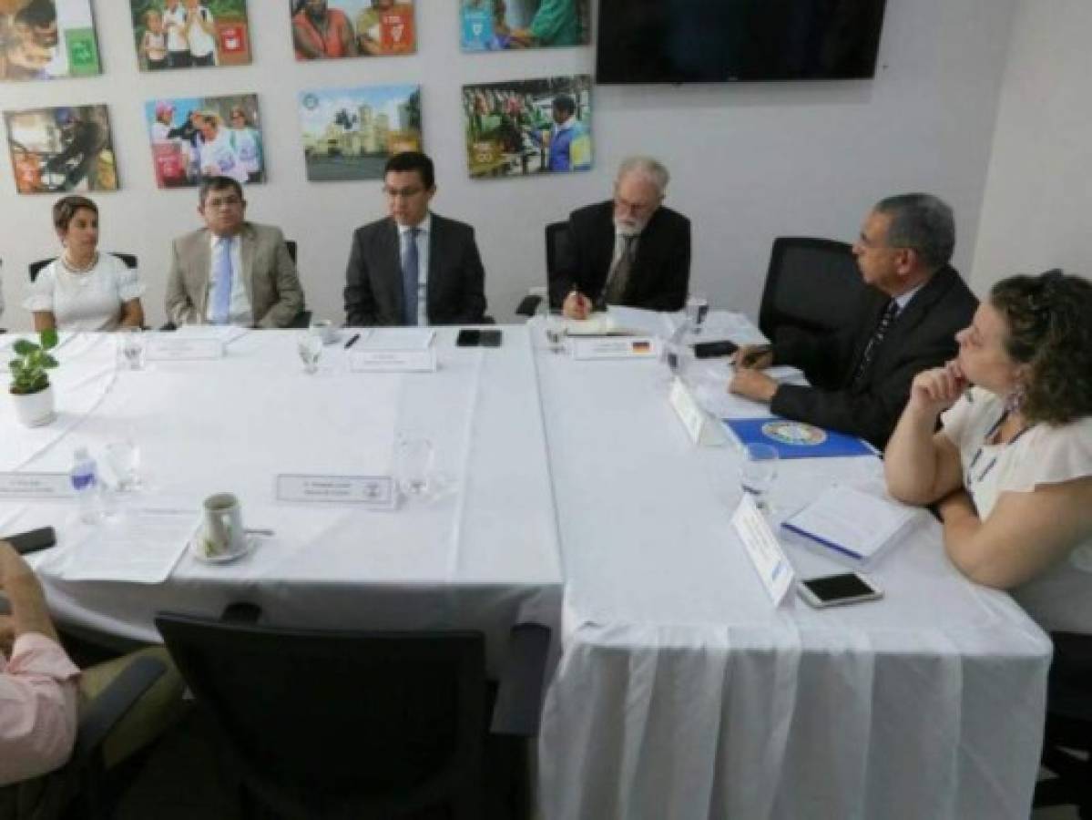 Honduras: En cinco países buscan mediadores del diálogo nacional
