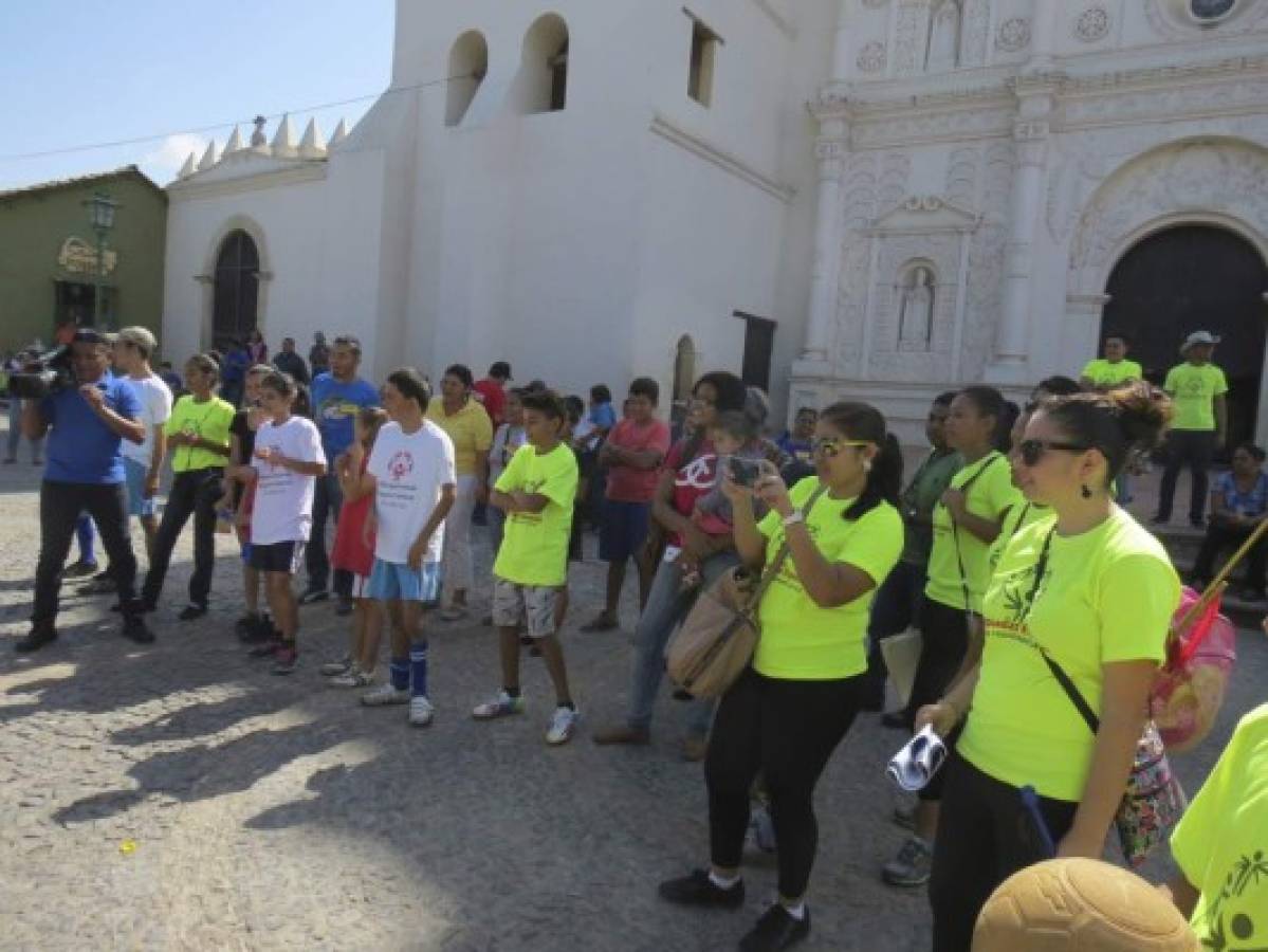 Jóvenes con retos especiales realizan marcha