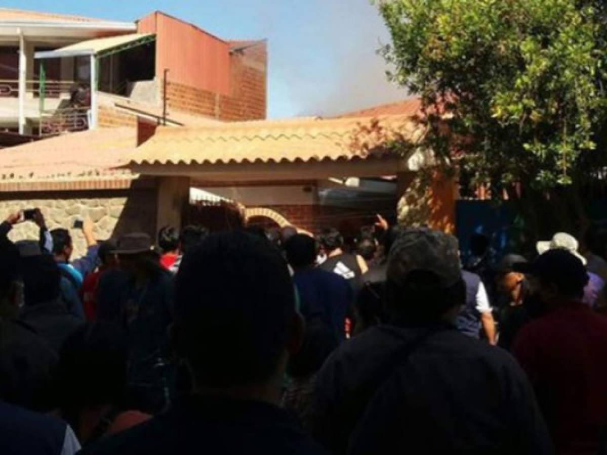 Avión militar se estrella contra una vivienda en Bolivia