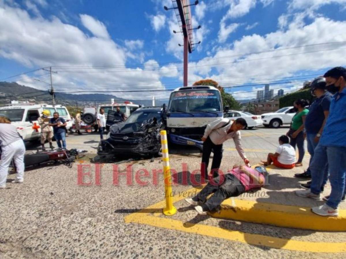 Cuatro personas heridas deja triple colisión en el bulevar Suyapa
