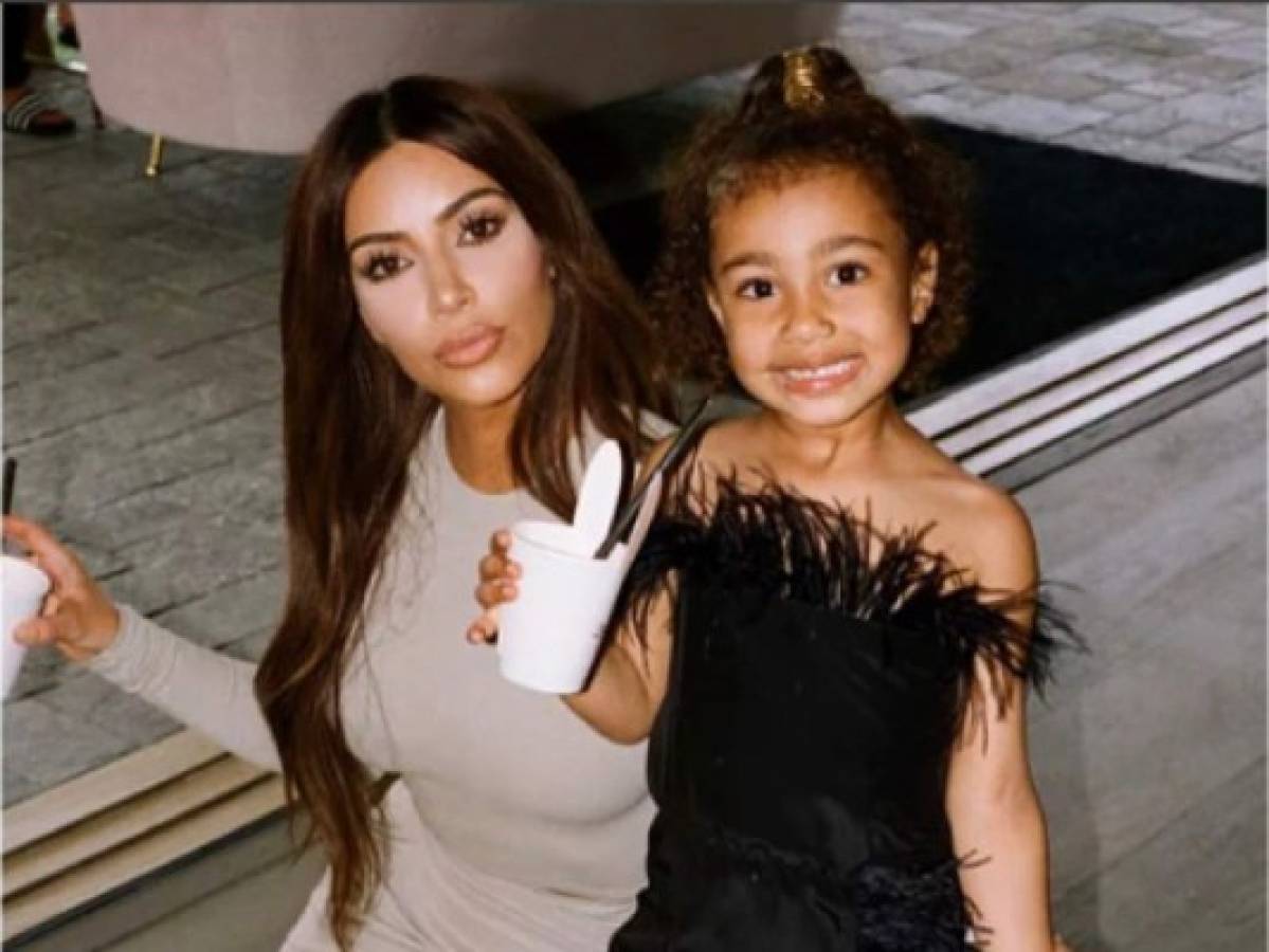 Vídeo: Kim Kardashian sorprende a su hija North West maquillándose