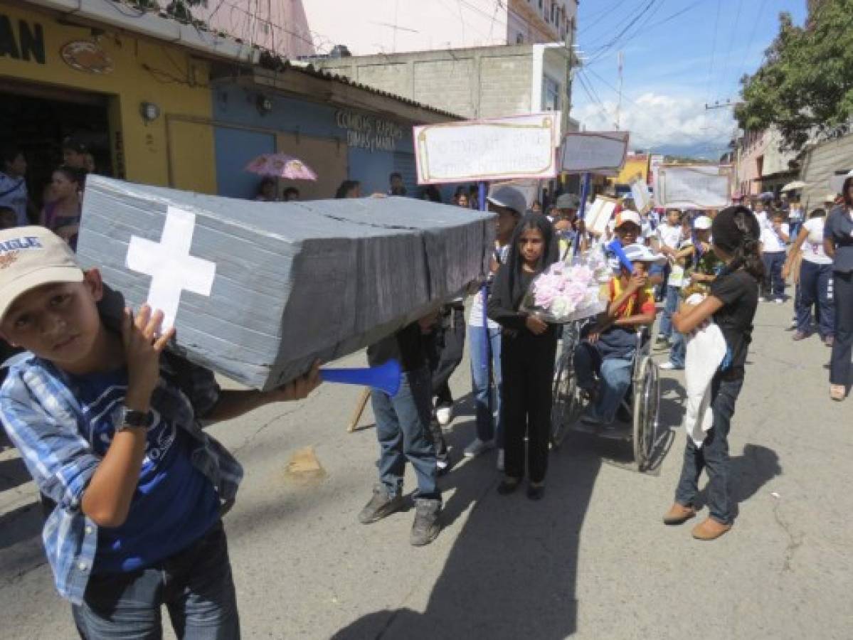 Alumnos de básica piden paz en las marchas de Comayagua