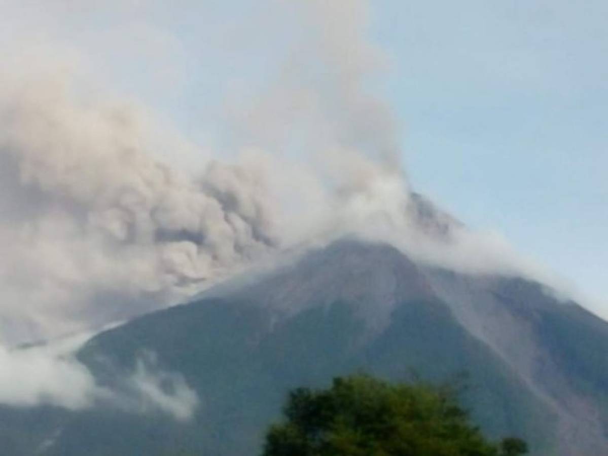 El volcán de Fuego entra en erupción en Guatemala