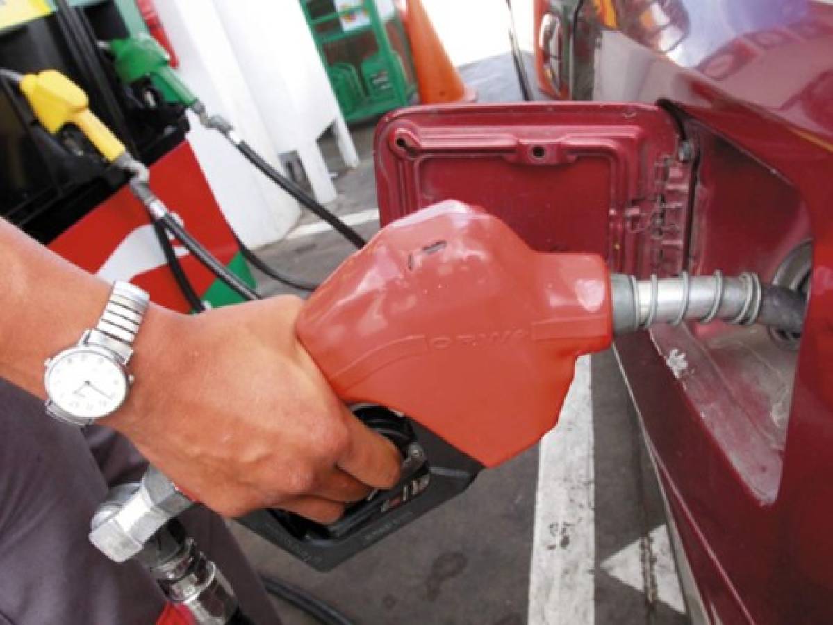 Combustibles bajarán a partir del lunes en el país