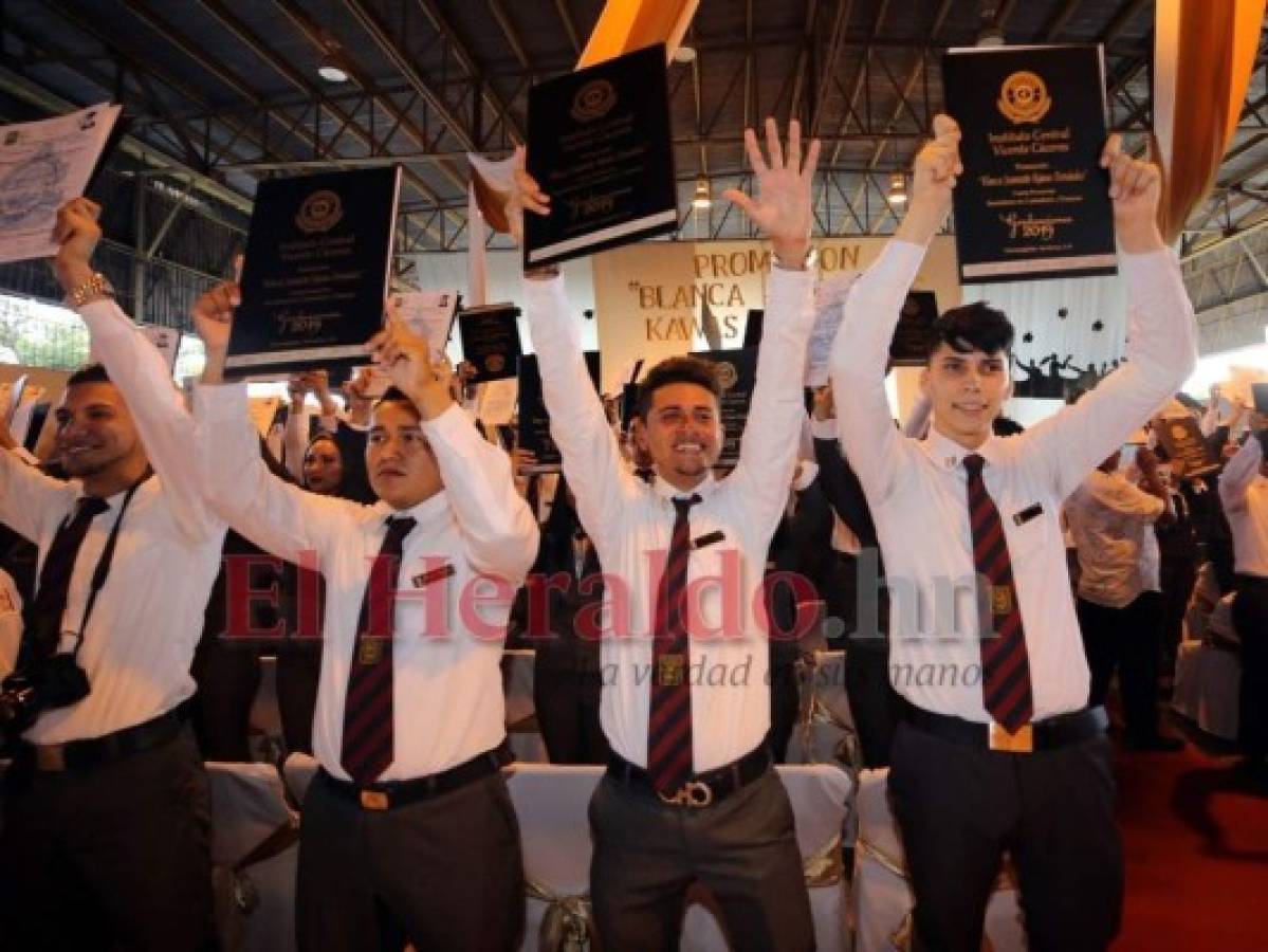 Este año, los estudiantes de último de diversificado no podrán levantar su título en los actos de graduación. Foto: Archivo/ EL HERALDO.