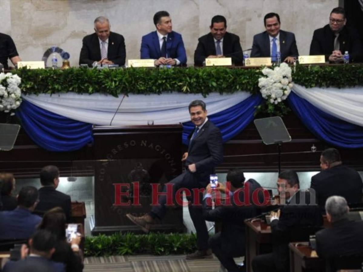 Juan Orlando mostró unos burros 'todo terreno' y además obsequió un par a Mauricio Oliva. Foto Marvin Salgado| EL HERALDO