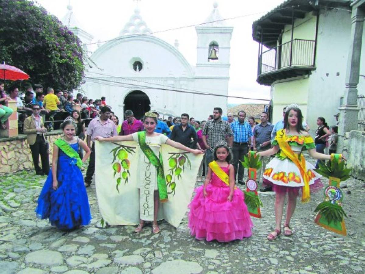 Las reinas de la feria del mango hicieron gala de belleza en la actividad.