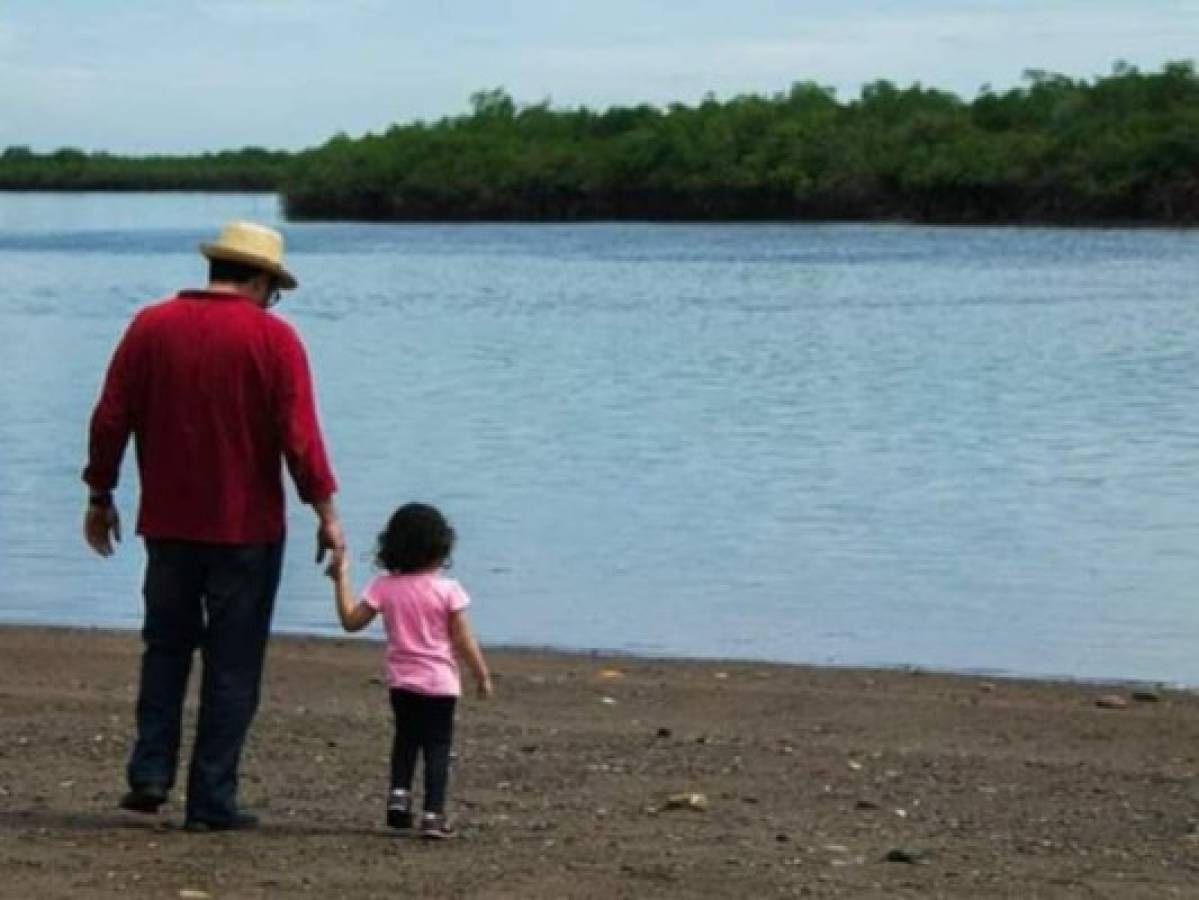 El artista junto a su nieta Ainhoa en uno de sus lugares favoritos: el mar. Foto: El Heraldo