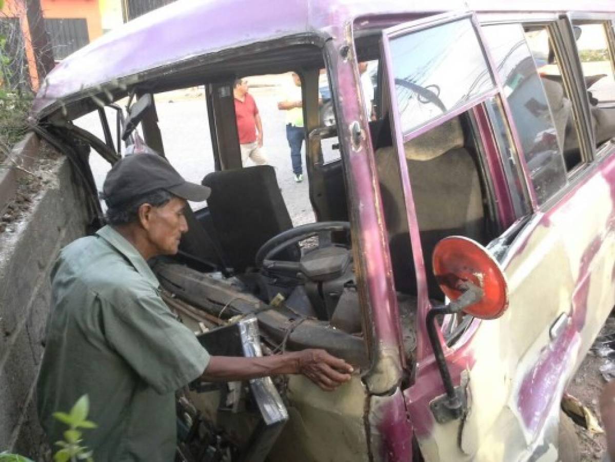 Honduras: 10 personas heridas en choque de bus rapidito contra muro  