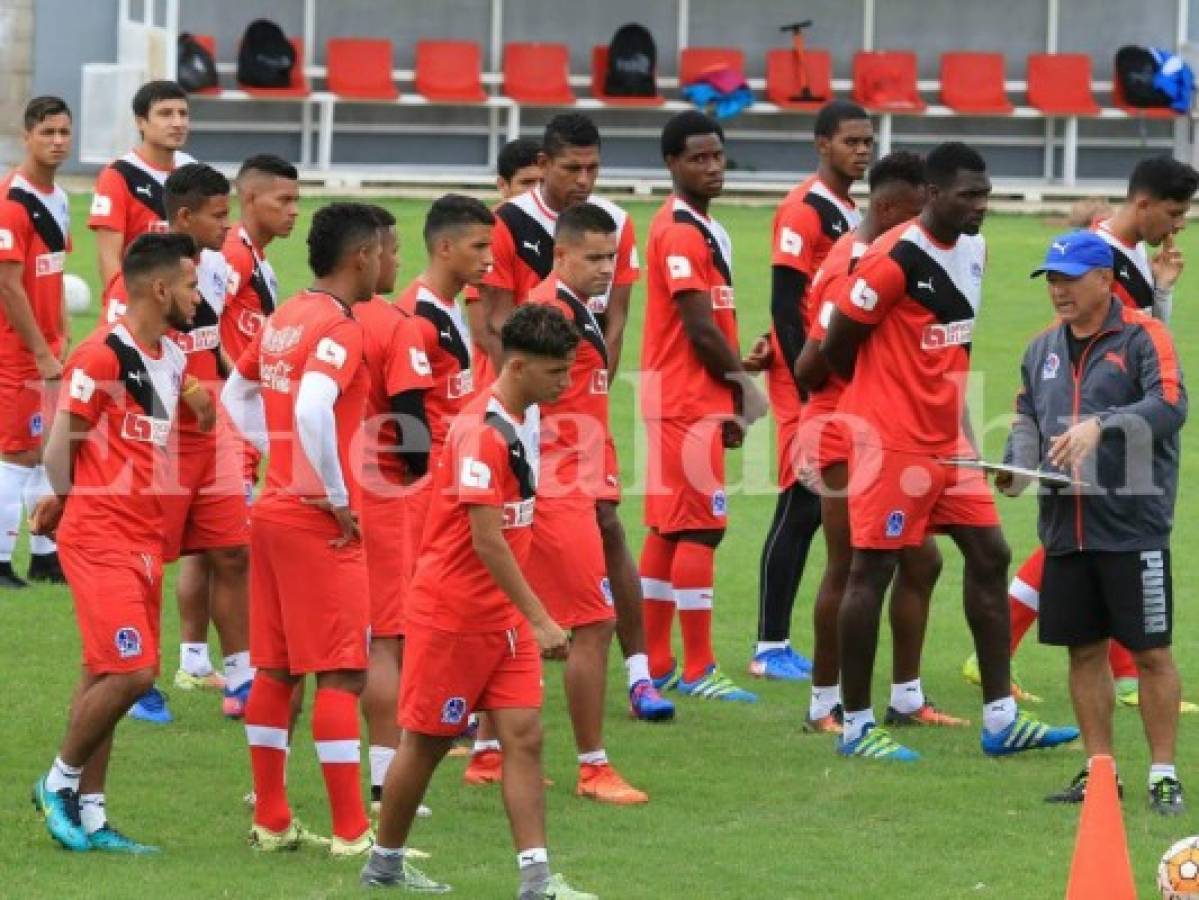 Carlo Costly se presenta a los entrenamientos de Olimpia dos semanas después