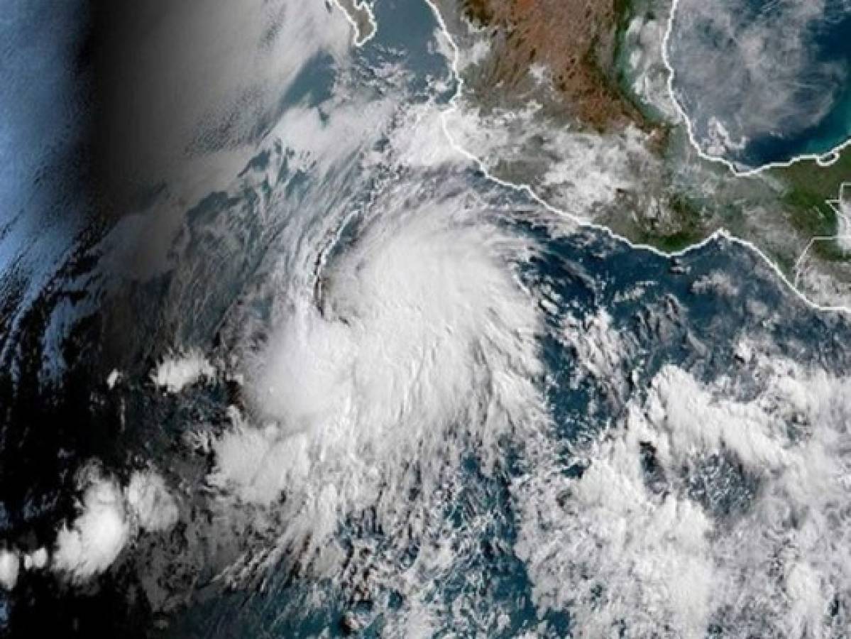 Huracán Aletta alcanzó categoría 4 en el Pacífico frente a México  