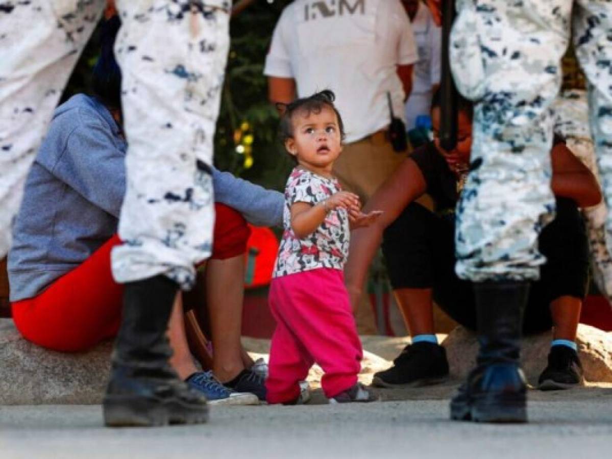 Una niña hondureña se encuentra junto a su madre después de cruzar la frontera con Ciudad Hidalgo, en la frontera mexicana con Guatemala. Foto: Agencia AP.