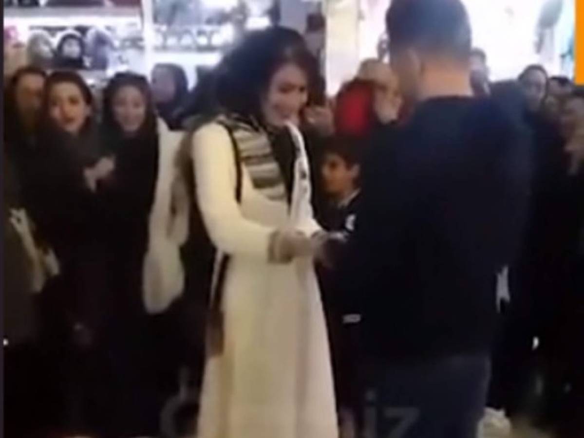 Detienen a pareja iraní tras propuesta de matrimonio en público