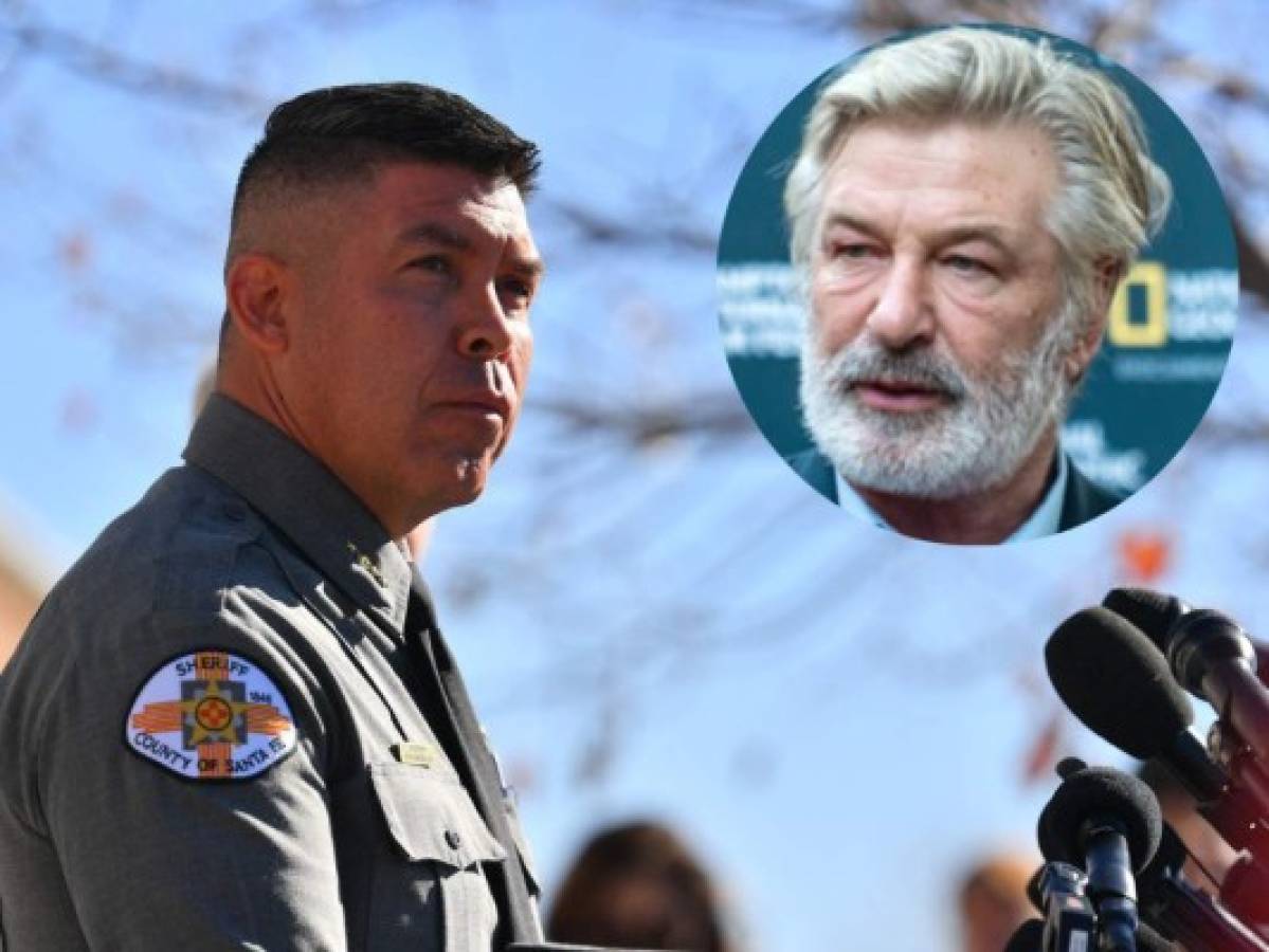 Caso de Alec Baldwin: Sheriff dice que 'hubo algo de complacencia en el set'