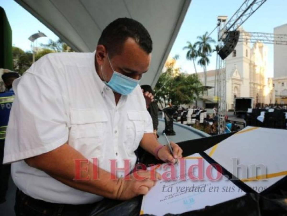 Durante la tarde de ayer, el alcalde Aldana participó de un ensayo para conocer el protocolo del traspaso de mando. Foto: David Romero/El Heraldo