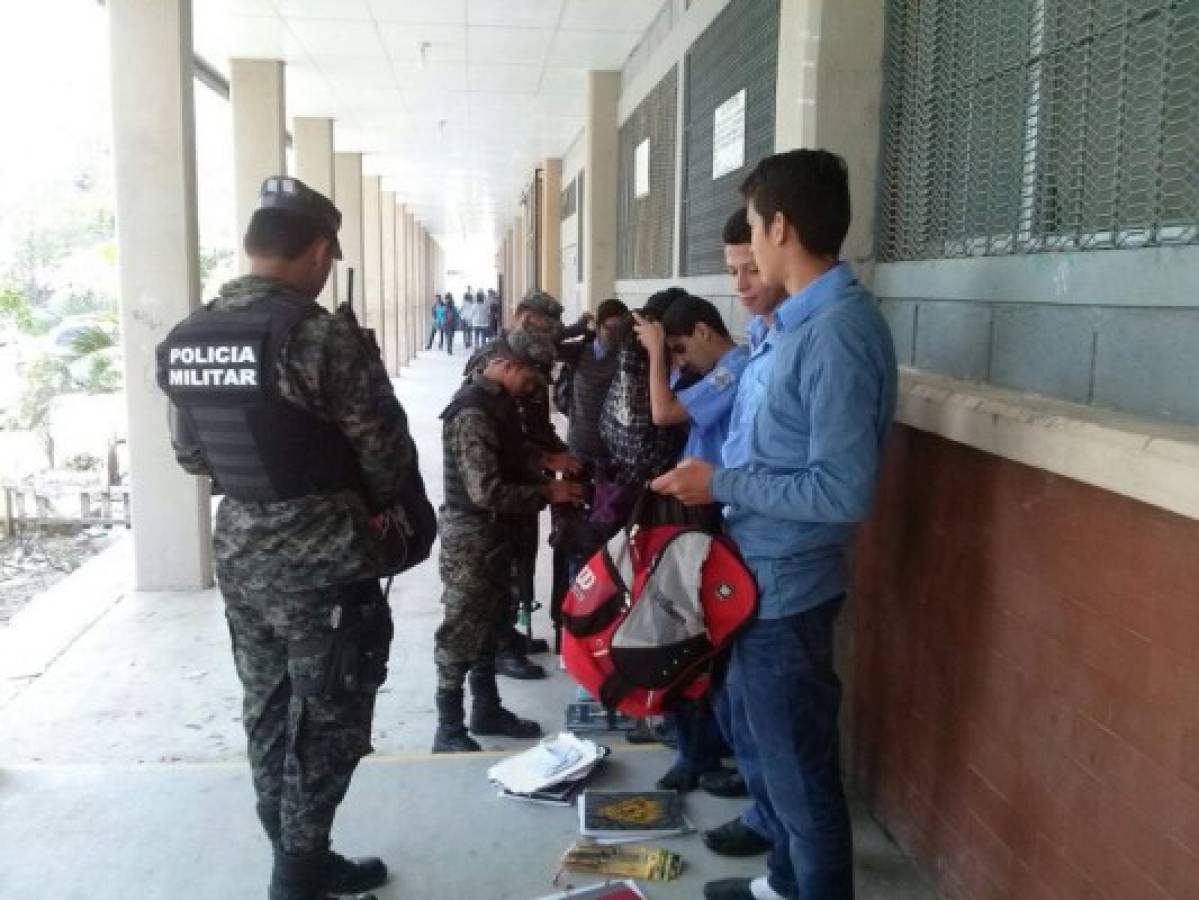 Las revisiones en las pertenencias de los estudiantes se están llevando a cabo por los miembros de la Policía Militar, foto: El Heraldo.