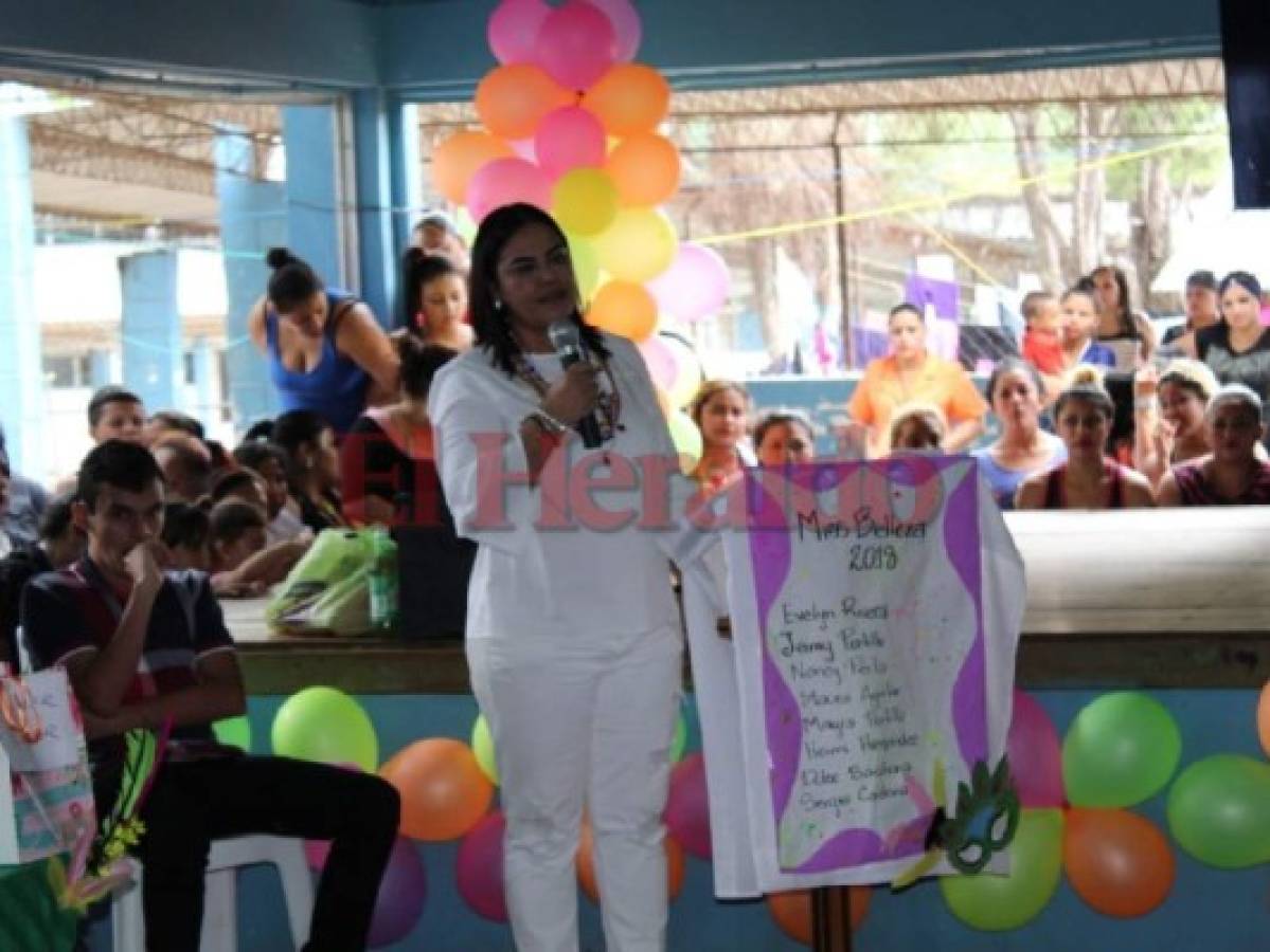 Así disfruta del concurso Miss PNFAS Rosa Elena Bonilla junto a Pepe Lobo en la cárcel de mujeres