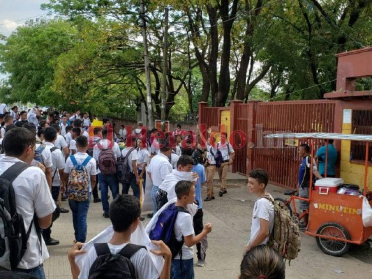 Estudiantes de la zona sur se suman a protestas de docentes contra decretos