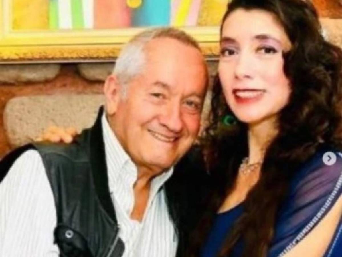 Critican a madrastra de Gael García por tomarse fotos con el cadáver de su esposo