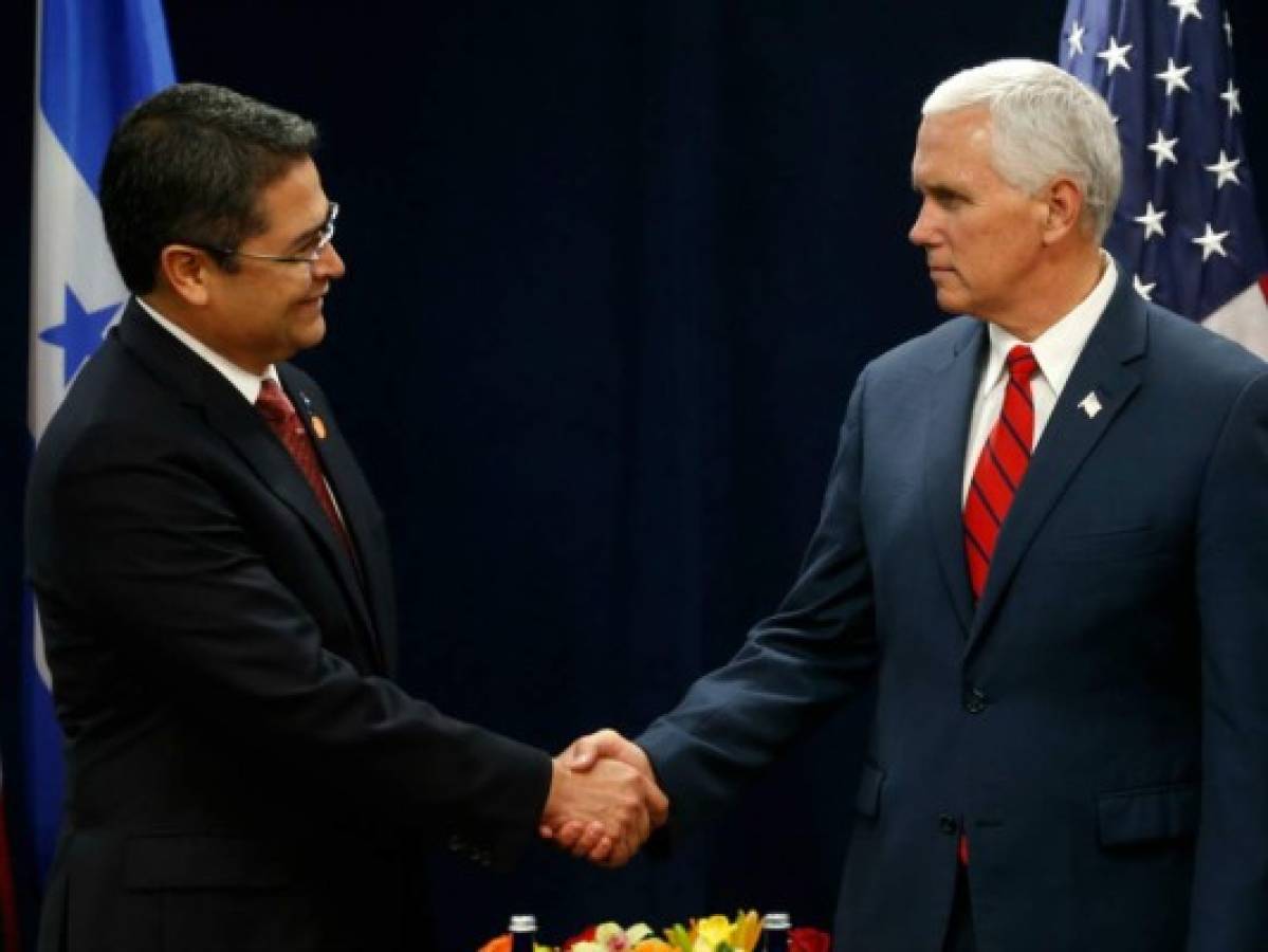 Juan Orlando Hernández y Mike Pence tras el primer día de la Cumbre para la Prosperidad. (AP)