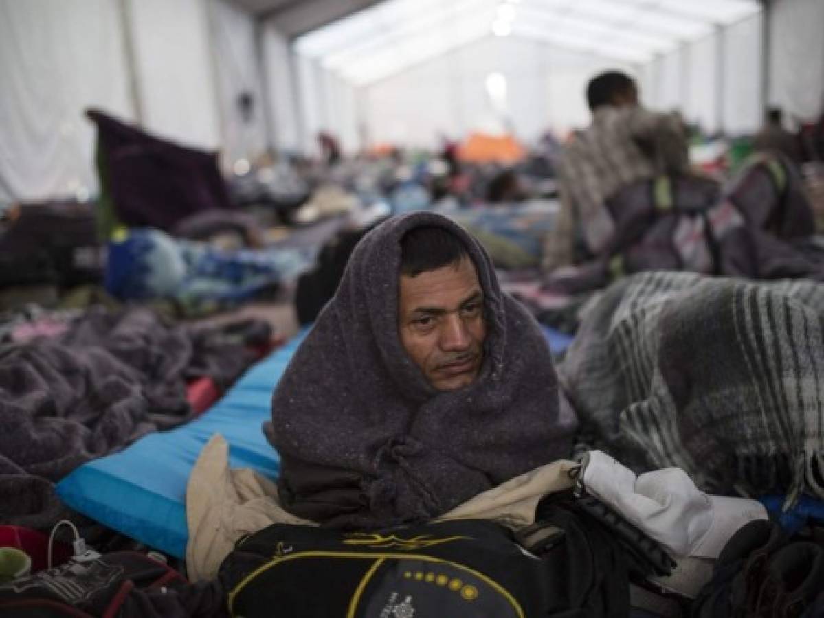 Unos 5,500 miembros de la caravana migrante llegan a albergue en Ciudad de México