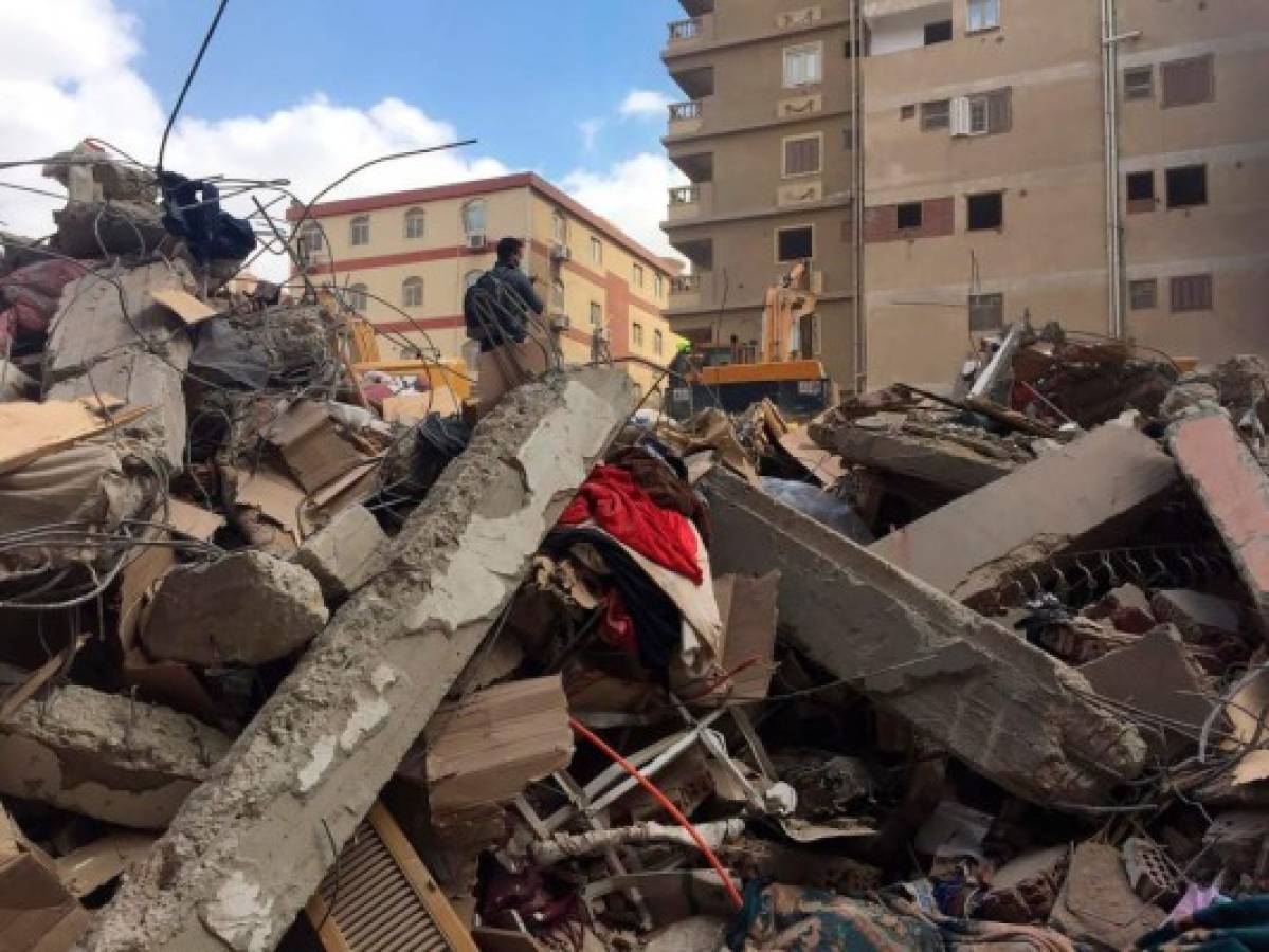Unos 18 muertos deja derrumbe de edificio en El Cairo  