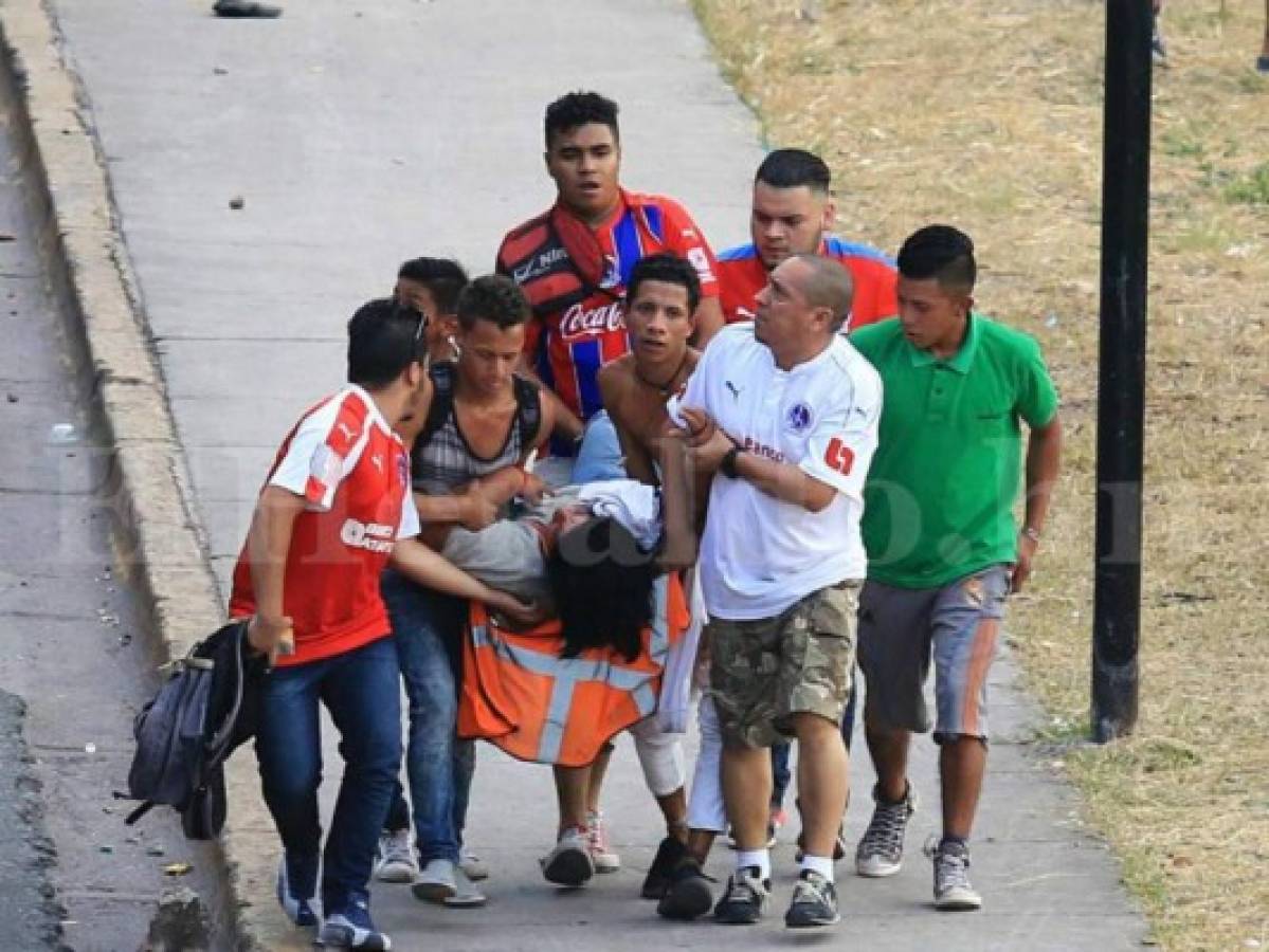 Suspenderán a policías que golpearon a barrista previo al duelo entre Motagua y Olimpia