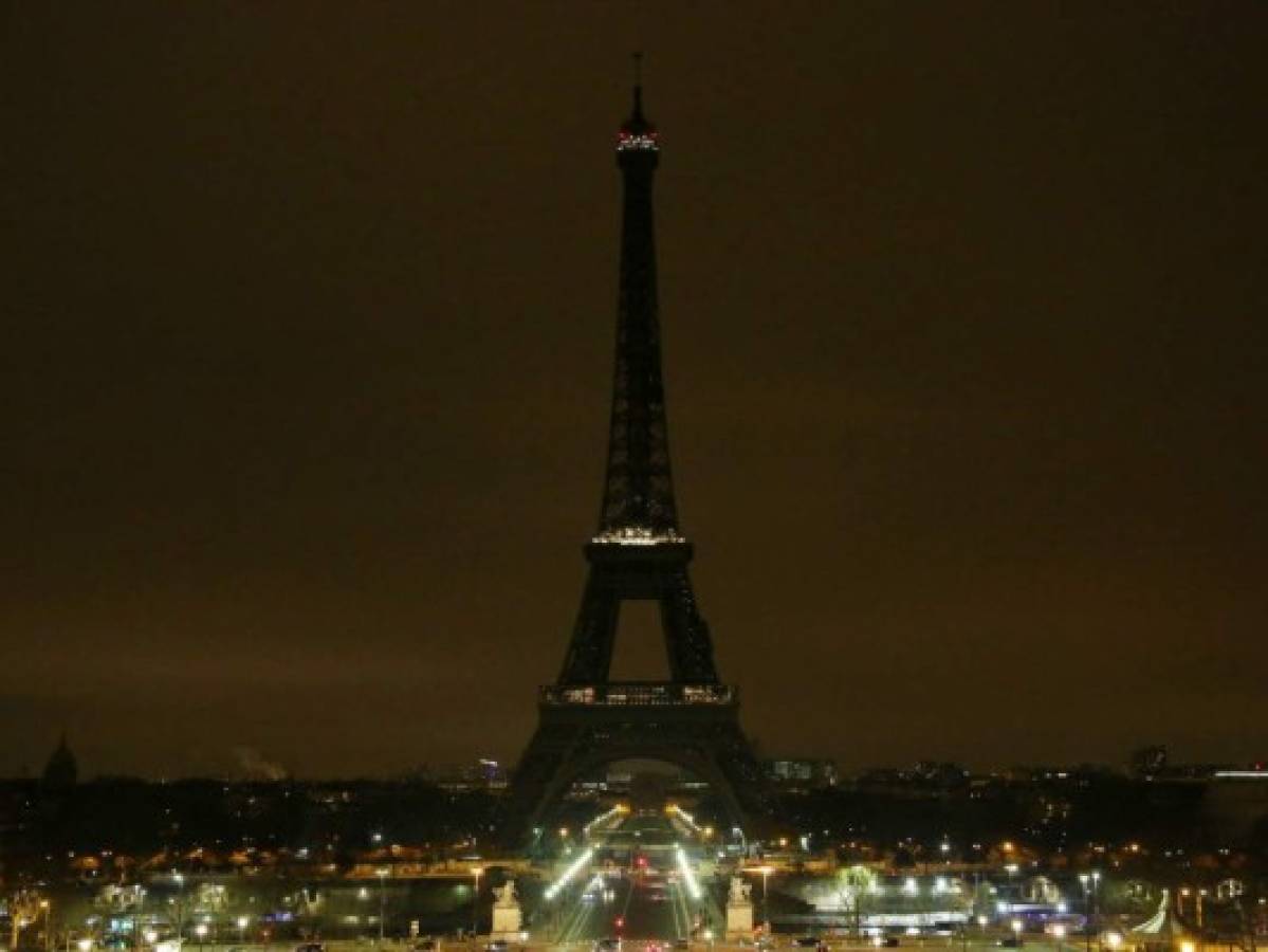 En honor a las víctimas de atentado terrorista, Torre Eiffel apaga sus luces  