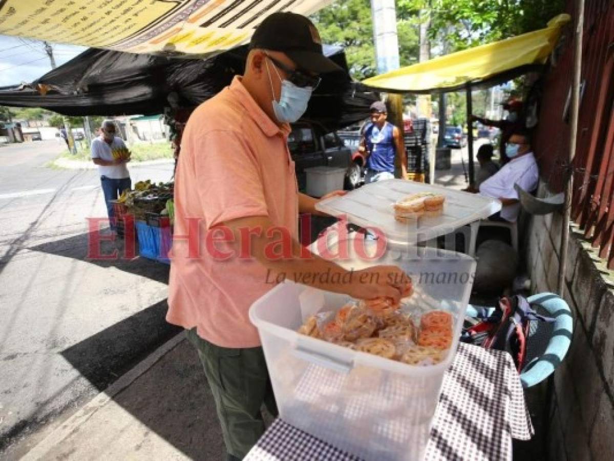 En una de las esquinas de la primera calle de la colonia Loarque, Manuel Amador vende los buñuelos. Foto: Johny Magallanes/ EL HERALDO.