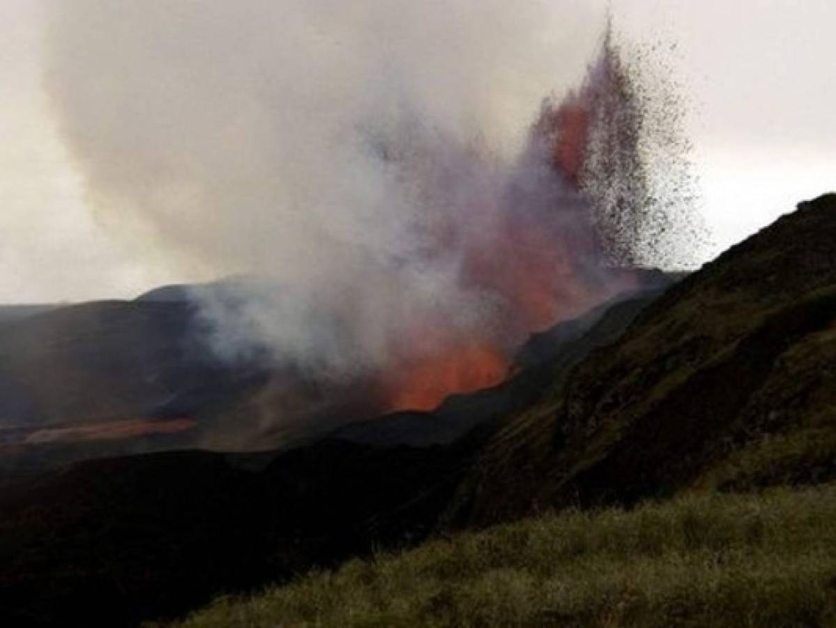Volcán, con cráter más grande del mundo, entra en erupción en Ecuador y declaran alerta amarilla