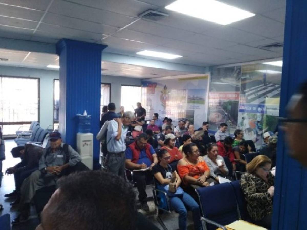 Extensas filas en la Unidad de Atiende, Entiende y Resuelve por falla de sistema en Tegucigalpa