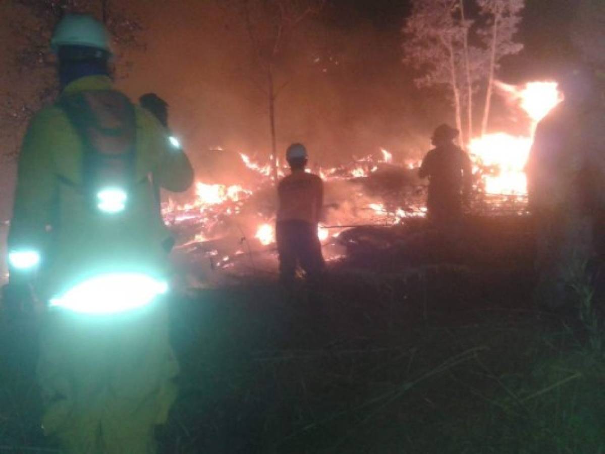 Cinco familias evacuadas por incendio en El Carpintero y El Hatillo