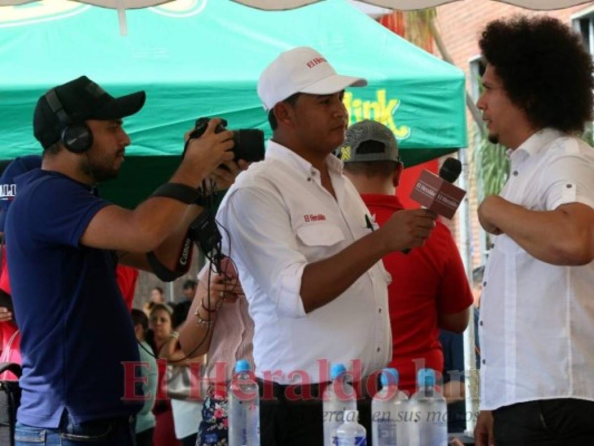 El productor José López Trejo, junto a Edwin Ordóñez, entrevistan al percusionista Jonathan Alarcón.