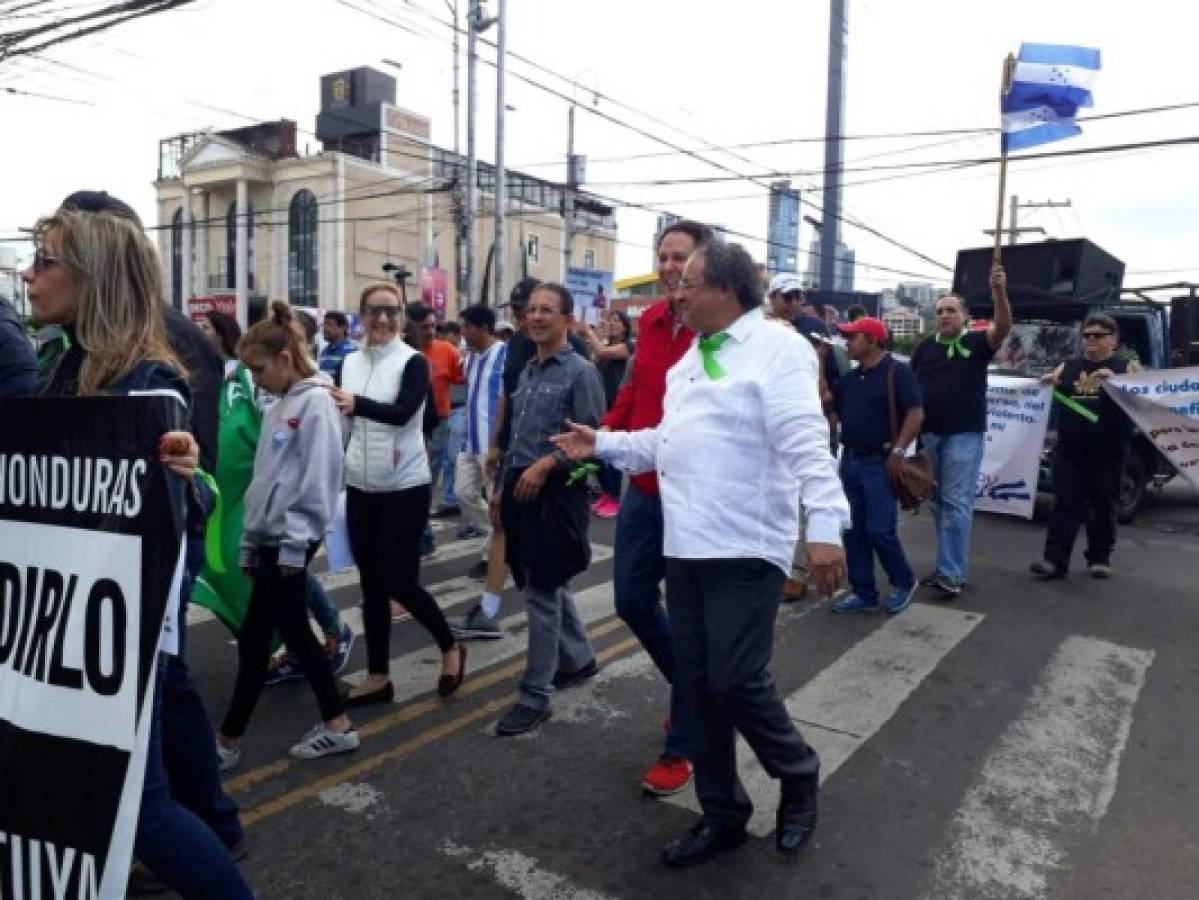 Partidos de oposición protestan frente a la Embajada de Estados Unidos