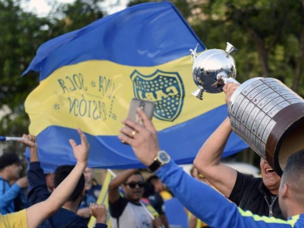 Hinchas despiden a Boca con banderazo y le piden traiga la Copa Libertadores