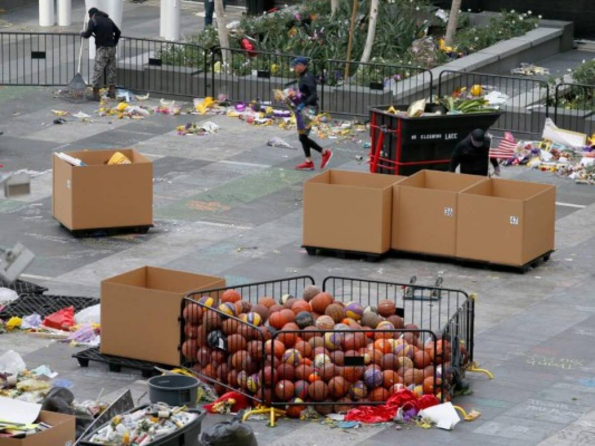 Retiran ofrendas en memoria de Kobe Bryant  