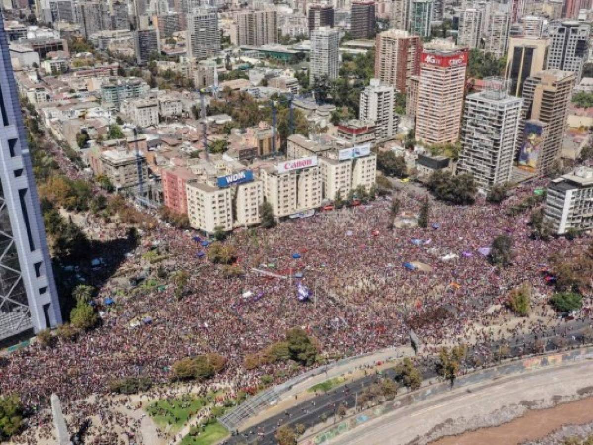 Miles de mujeres marchan en Chile en primer 8M tras estallido social