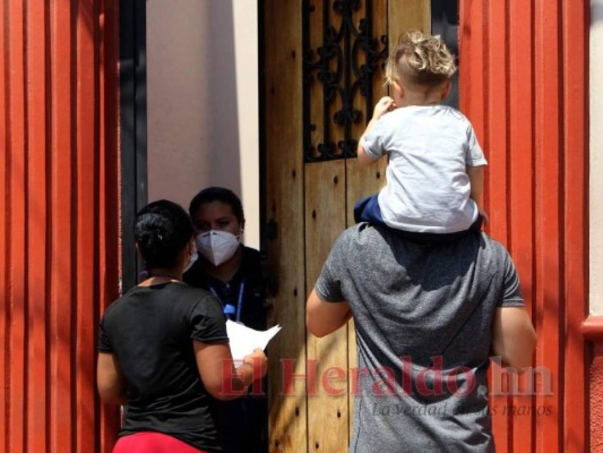 El ingreso al INM es restringido, solo pasan las personas que son llamadas por las autoridades. Foto: Jhony Magallanes/El Heraldo