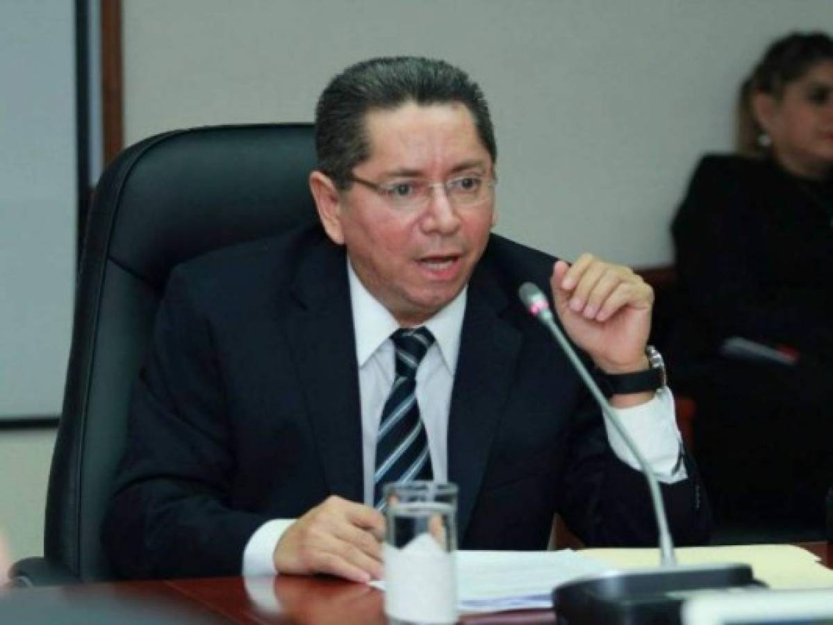 Fiscal general de El Salvador denuncia amenazas a muerte