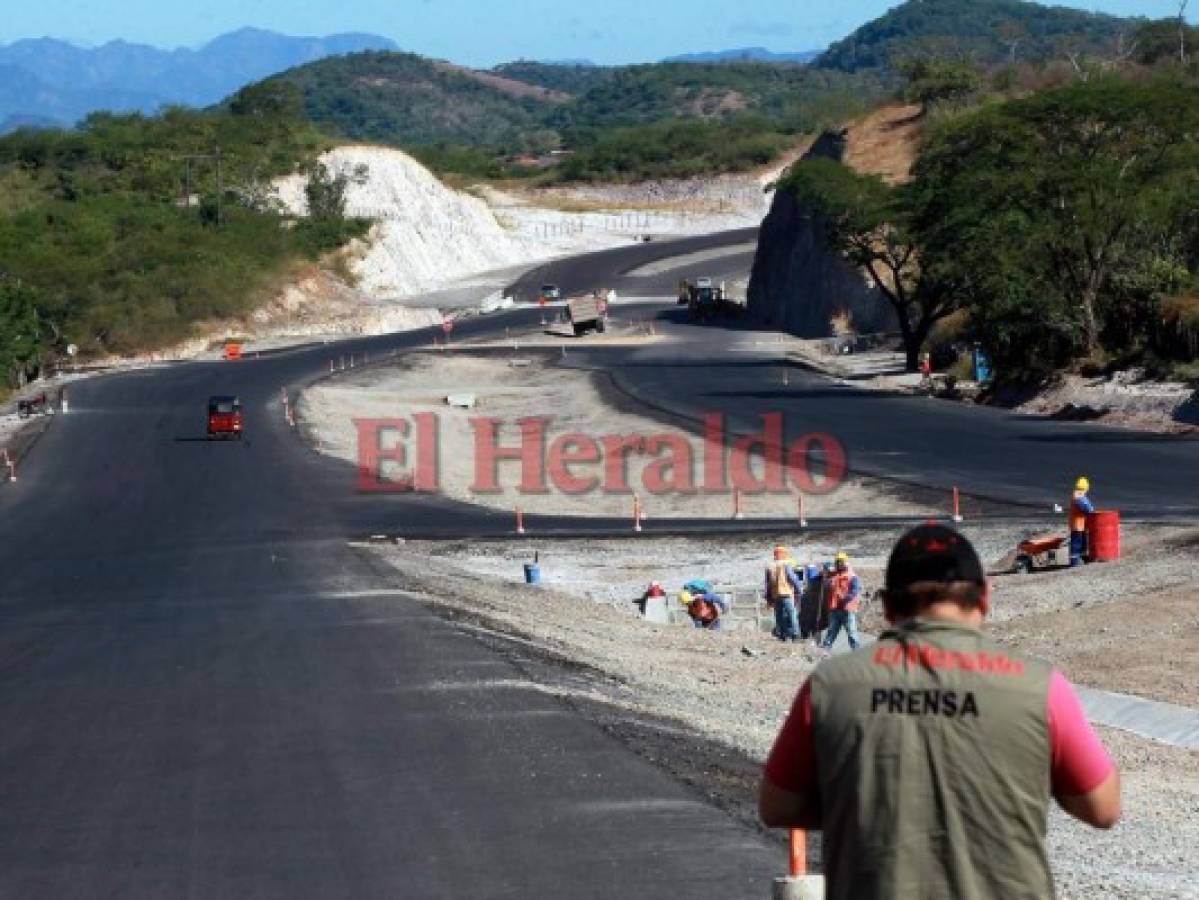 EL HERALDO recorrió la extensa carretera comprobando que ya está avanzada. Esto permitirá que la carga pesada no pase por Tegucigalpa, sino que se desvíe por Comayagua.